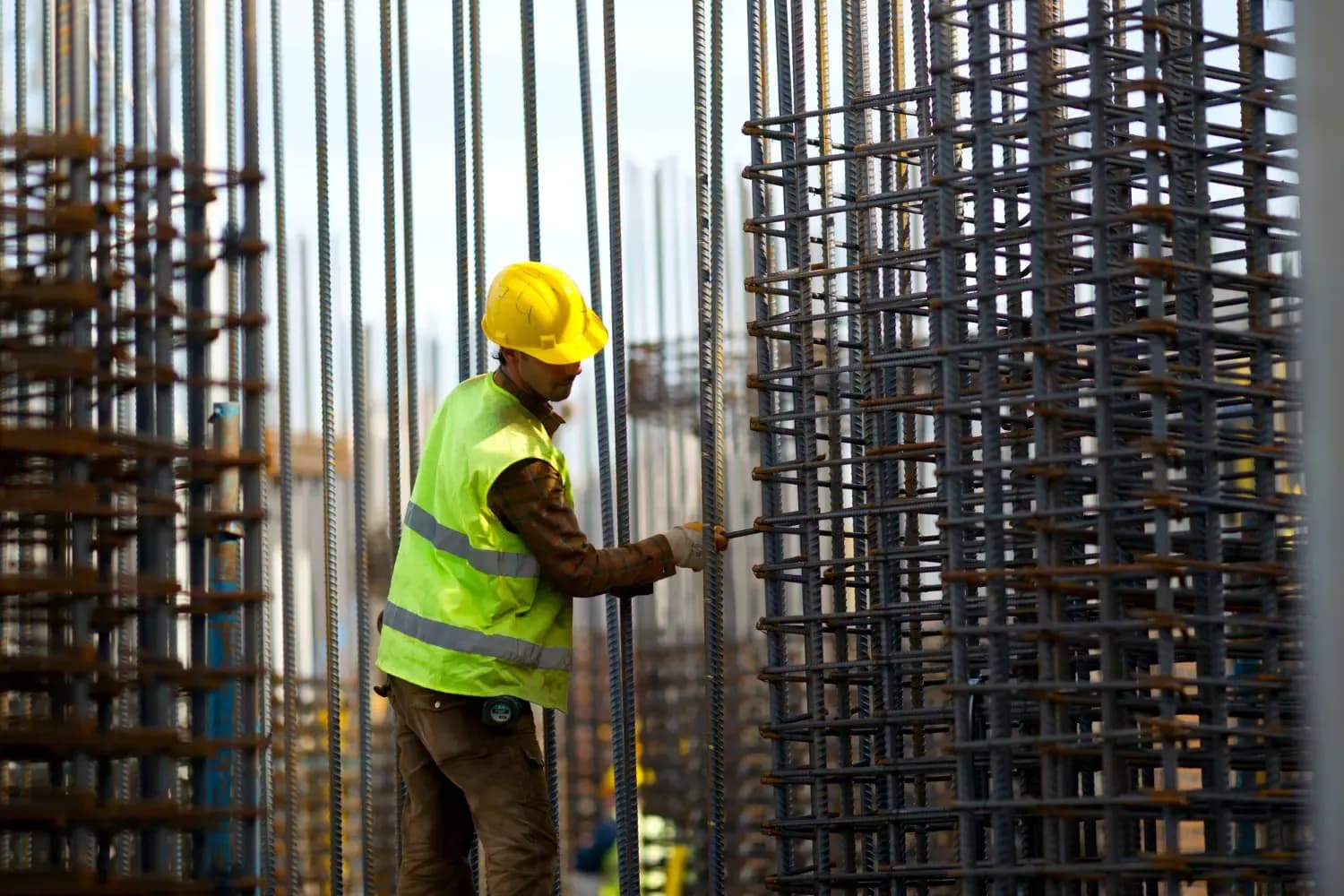 Homem trabalhando duro construção